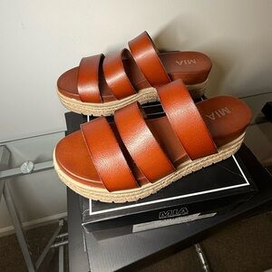 MIA Cognac PLATFORM SANDALS